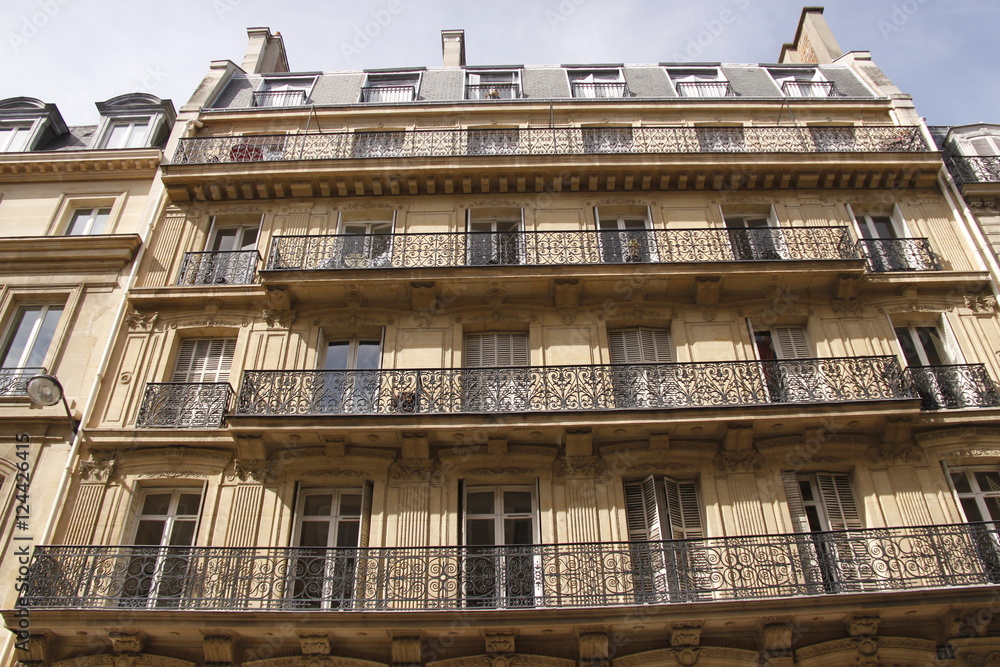 Façade d'immeuble ancien à Paris