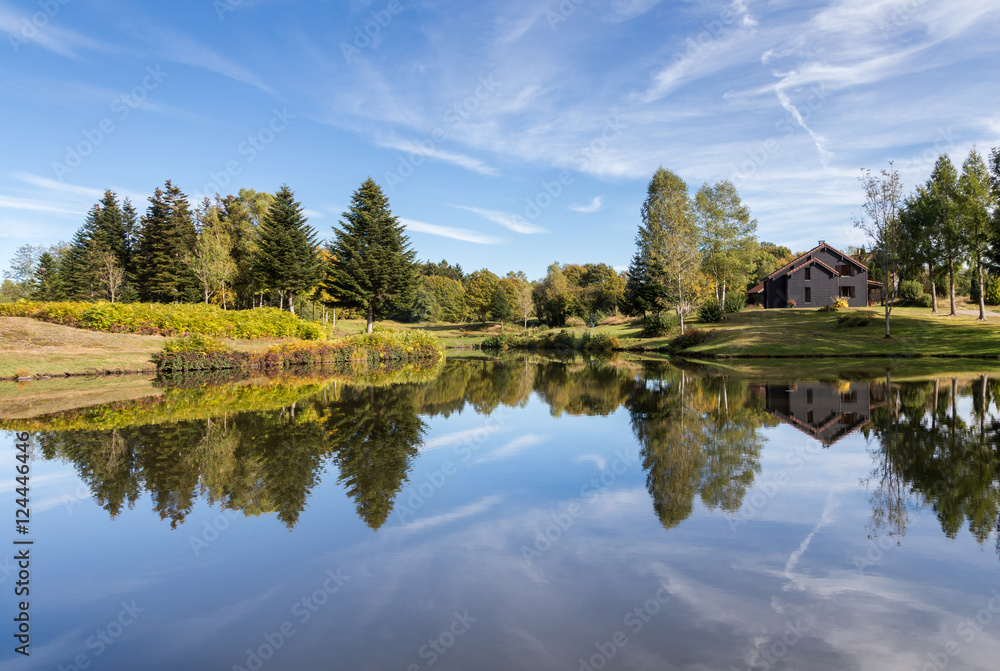 Fototapeta premium étang de Haute-Saône en automne