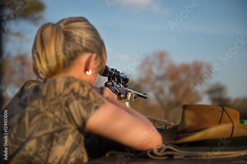 Junge Frau auf der Jagd photo