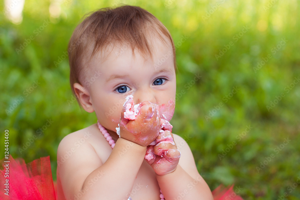 one-year-old-child-eating-her-first-birthday-cake-stock-foto-adobe-stock