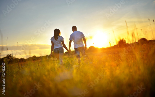 Obraz na płótnie guy with the girl at sunset w salonie
