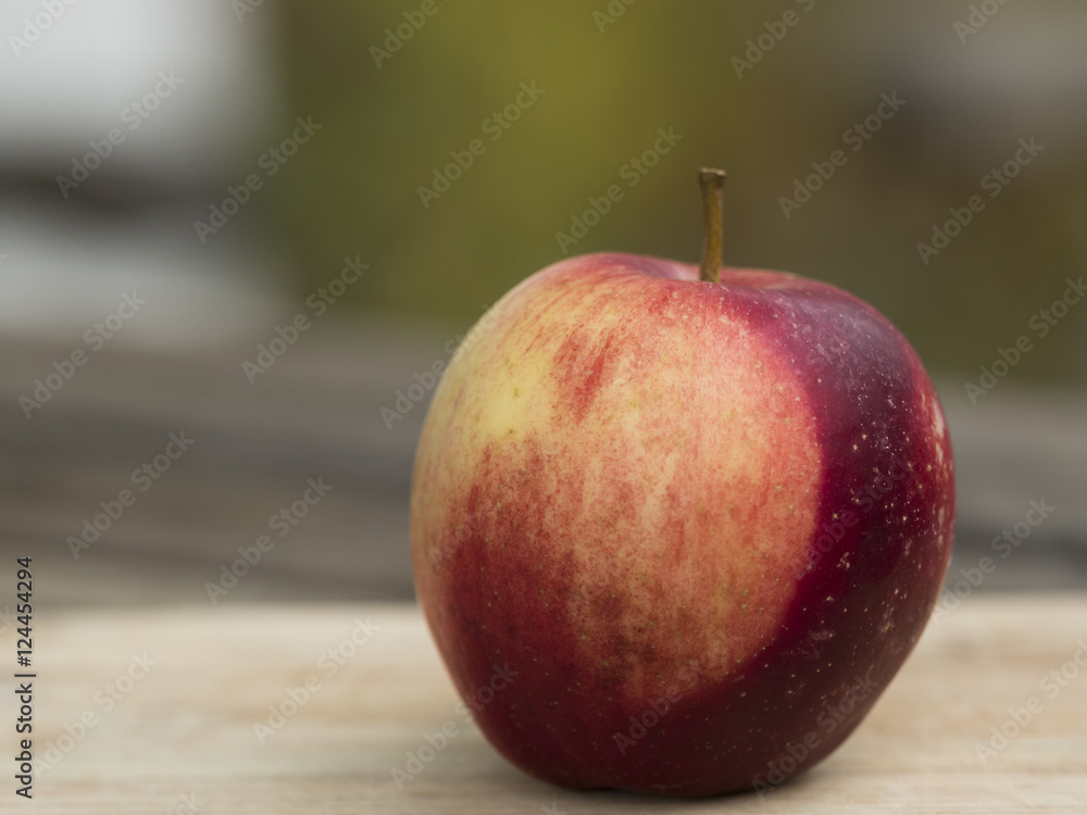 Ein roter Apfel auf einem Tisch