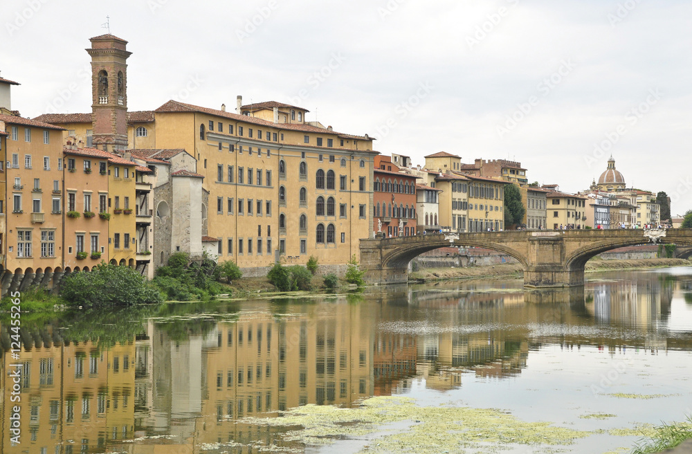 Panoramica y reflejos rio Arno, Florencia