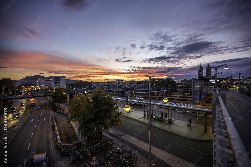 Herbstlicher Sonnenuntergang am Bahnhof in Freiburg im Breisgau