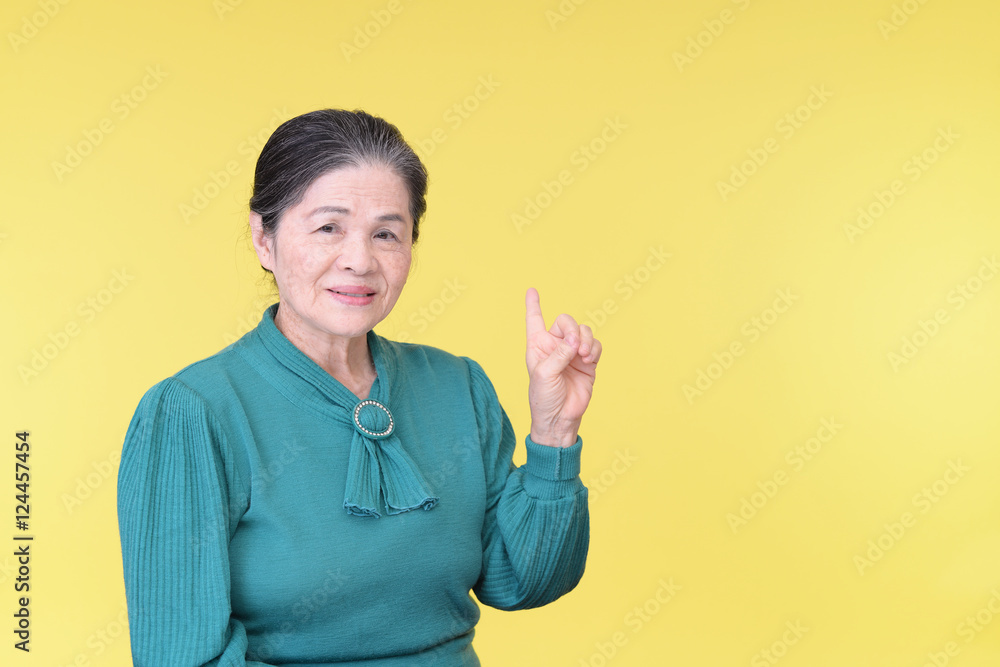 指示する笑顔の年配者