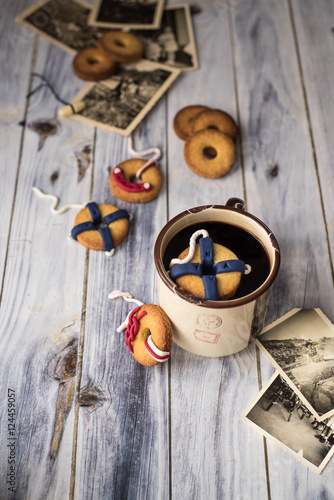 biscotti decorati come salvagenti da nave, uno galleggia nel caffè e un altro è appoggiato alla tazza photo