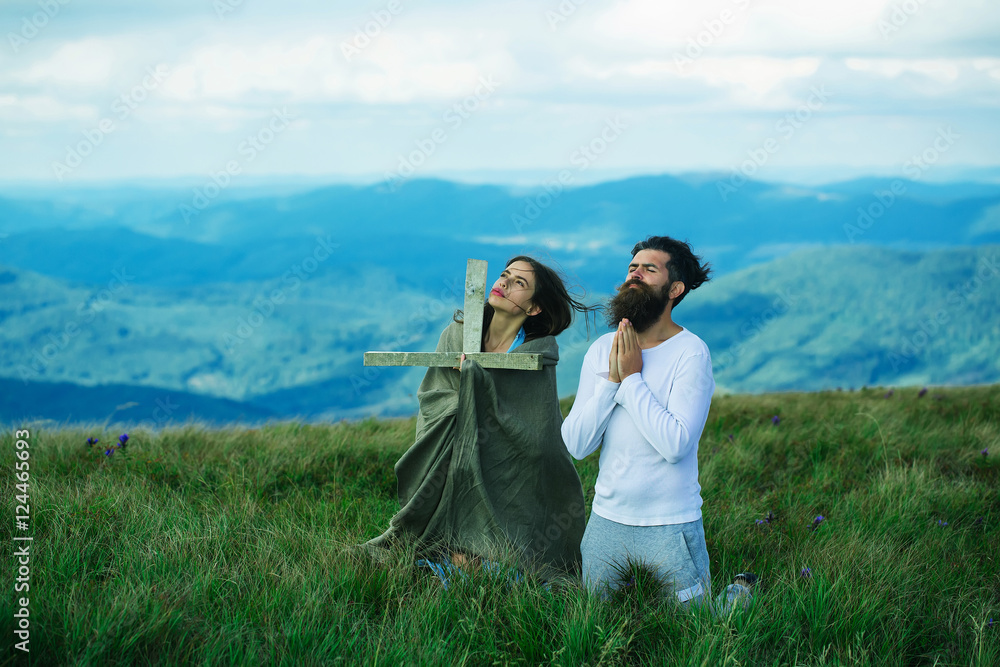 Naklejka premium Couple pray on meadow