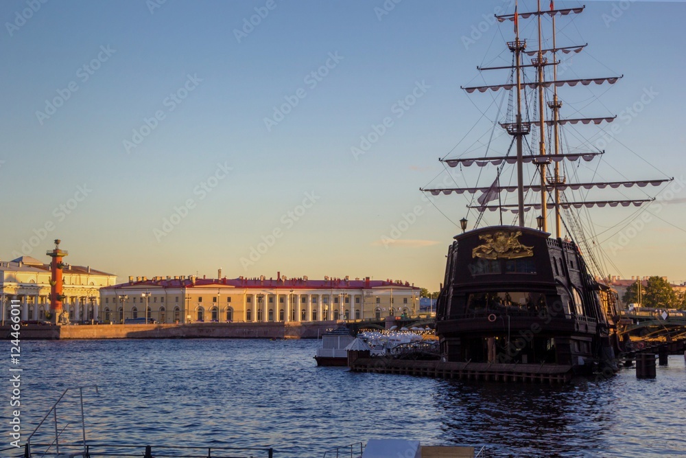 Fototapeta premium корабль на реке Неве