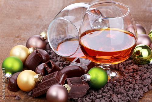Bicchieri di cognac con cioccolato fondente