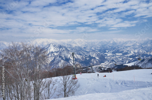 冬晴れのスキーゲレンデ © shiryu01