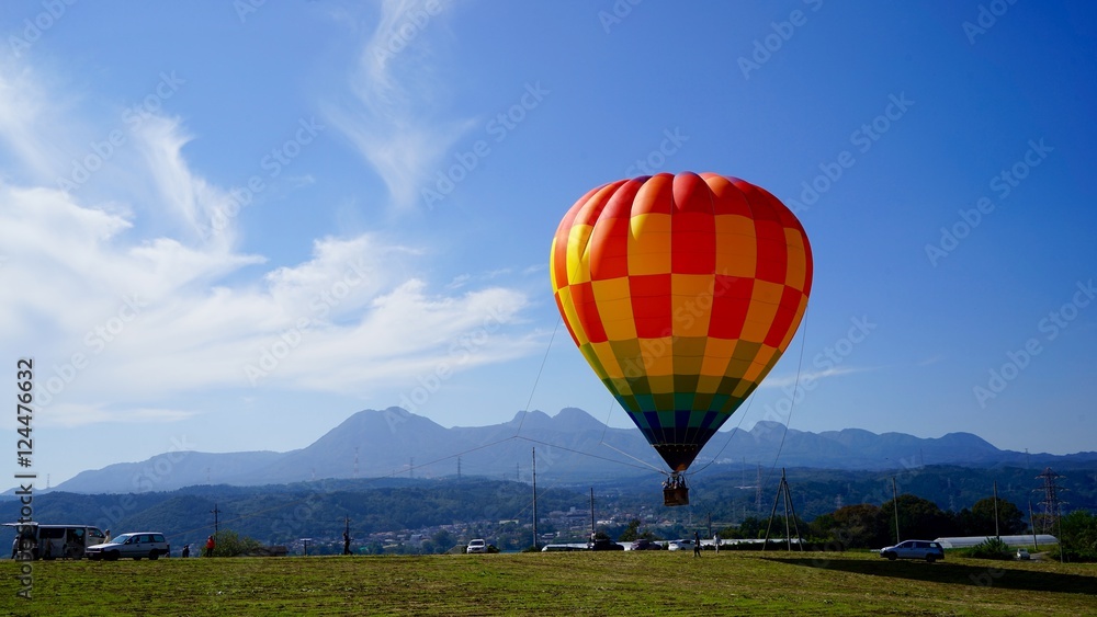 Obraz premium 黒井峯遺跡の草原と気球、奥に榛名山