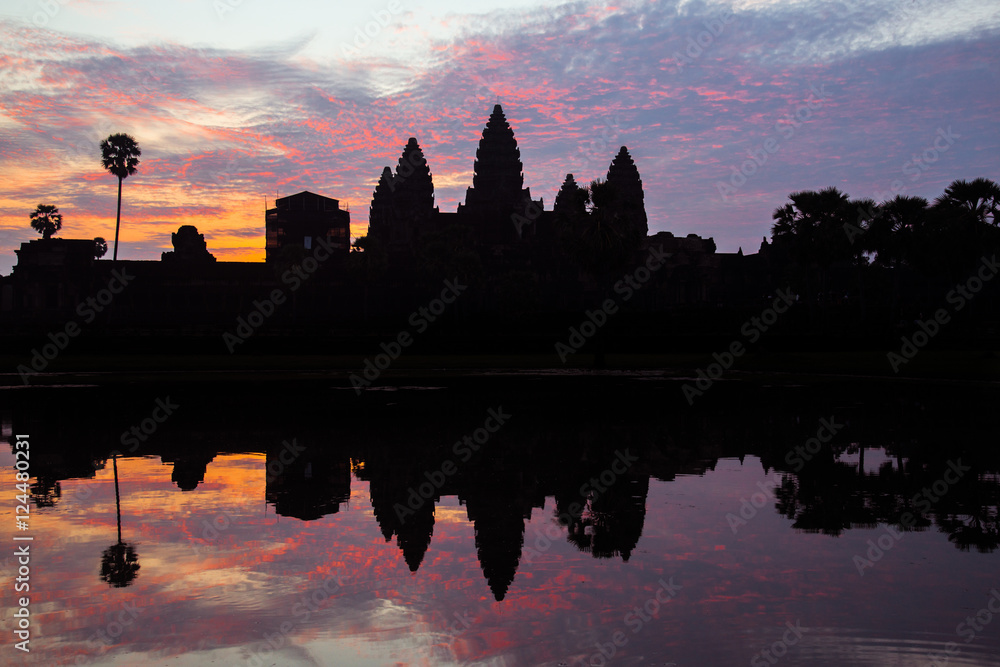 Obraz premium The silhouette of Angkor Wat the largest religious temple in the world before the sunrise in Siem Reap, Cambodia.