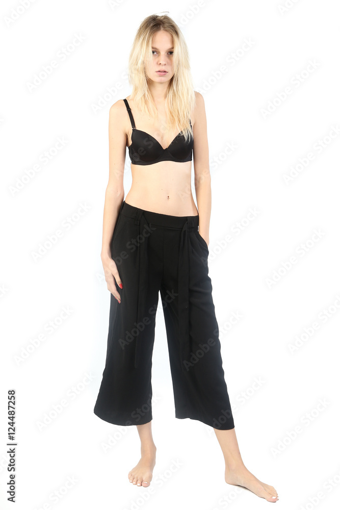 bellissima modella in reggiseno e pantaloni bellissima modella in reggiseno e pantaloni