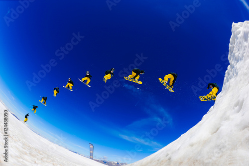 Fotografie Snowboard freestyle big air jump
