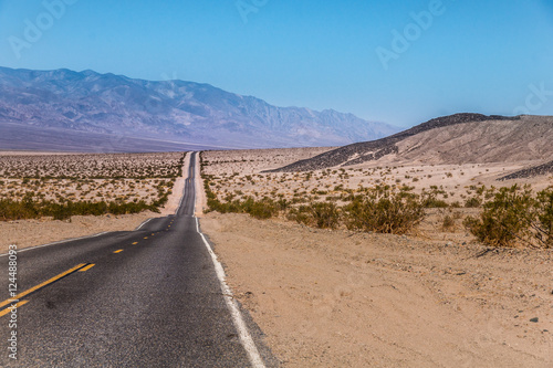 Canvas Print Endless US Highway to death valley national park, California - Picture made on a