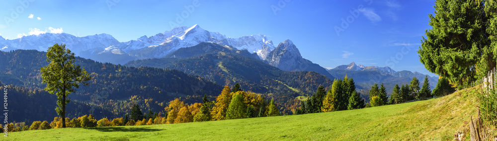 Herbstliche Natur in Oberbayern bei Garmisch-Partenkirchen - obrazy, fototapety, plakaty 