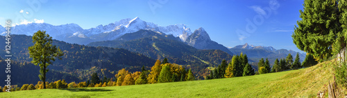 Herbstliche Natur in Oberbayern bei Garmisch-Partenkirchen photo