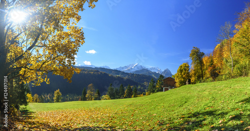 herrlich bunte Herbstlandschaft in Oberbayern