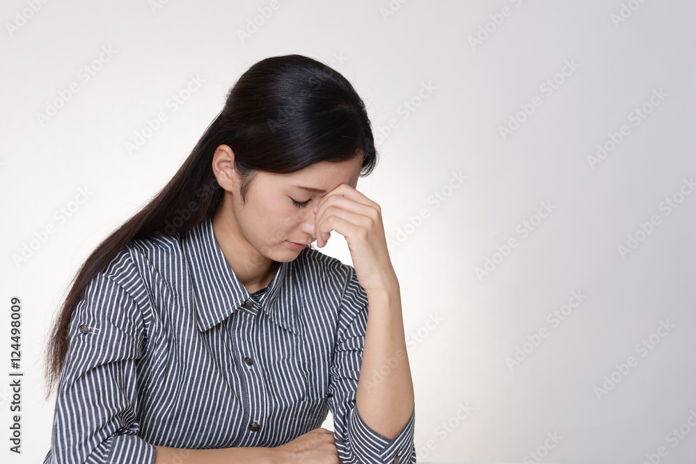 憂鬱な表情の女性