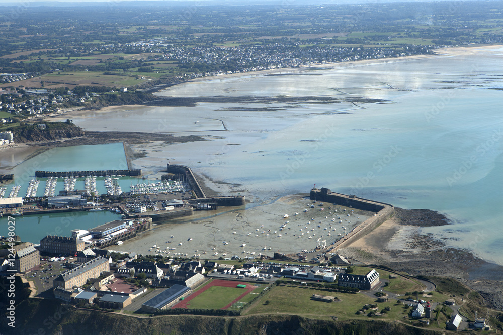 Obraz premium Iles chaussey + baie du Mont st michel