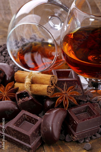 Bicchieri di cognac , cioccolato fondente ,cannella e anice stellato