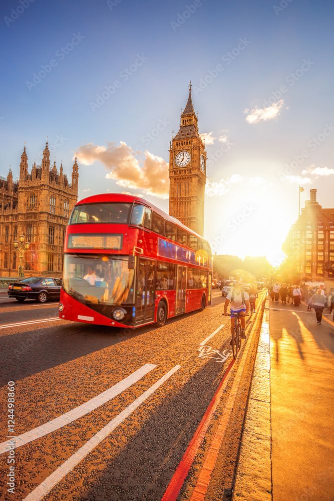 Naklejka premium Big Ben przed kolorowym zachodem słońca w Londynie, UK