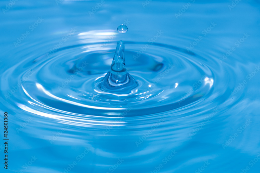 Wassertropfen als Tropfen im Wasser Wassertropfen als Tropfen im Wasser