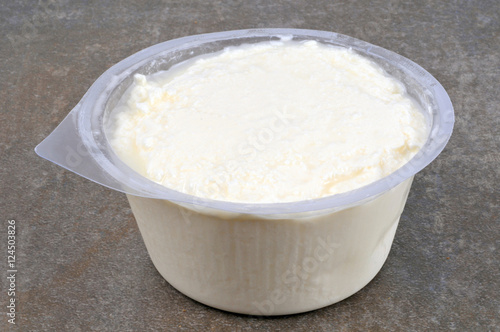 Fromage brousse dans une faisselle en plastique