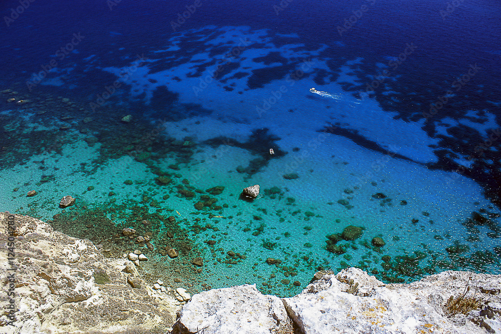Obraz premium Breathtakig view from above on transparent sea water.