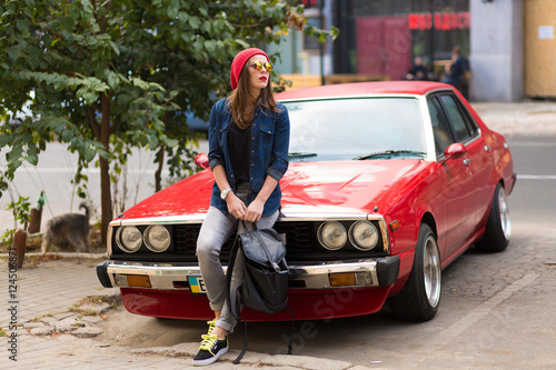 Pretty stylish woman standing by the retro car © Tinatin