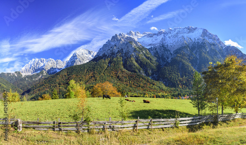 Herbstidylle im Werdenfelser Land am grandiosen Karwendelgebirge