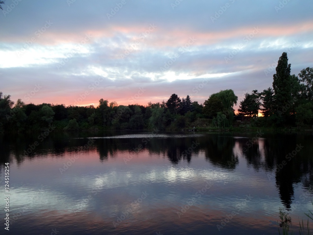 Abenddämmerung am See