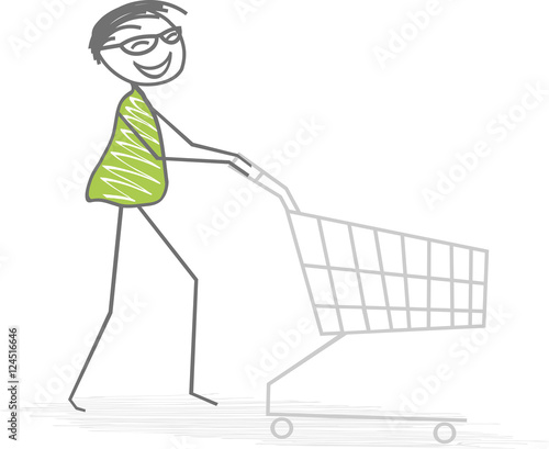 Un homme pousse un chariot pour faire ses courses