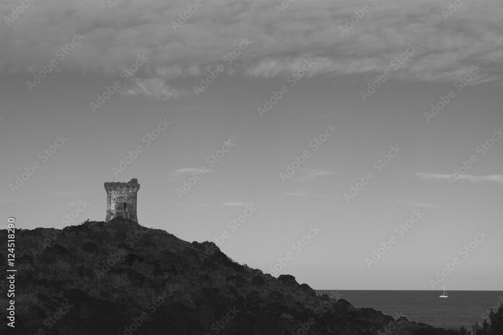 Tour Génoise sur une colline en bord de mer, Corse, France, noir et blanc Tour Génoise sur une colline en bord de mer, Corse, France, noir et blanc