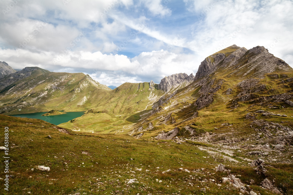 Obraz premium alpine lake surrounded with rocks
