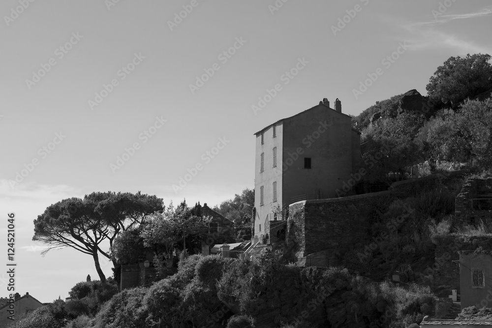 Maison à flanc de montagne en bord de mer en Corse, France