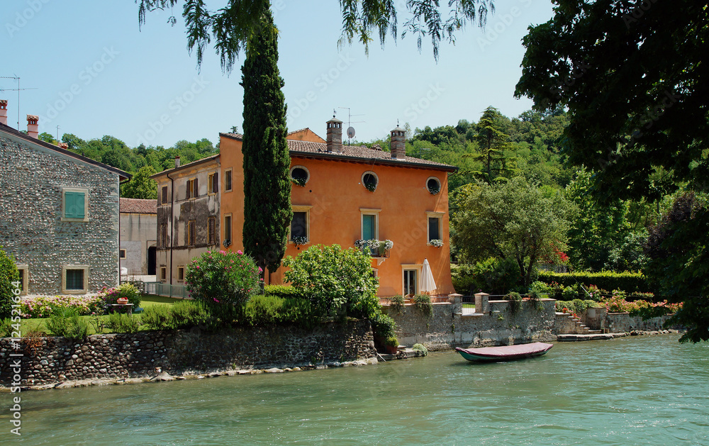 Obraz premium Boot auf dem Mincio