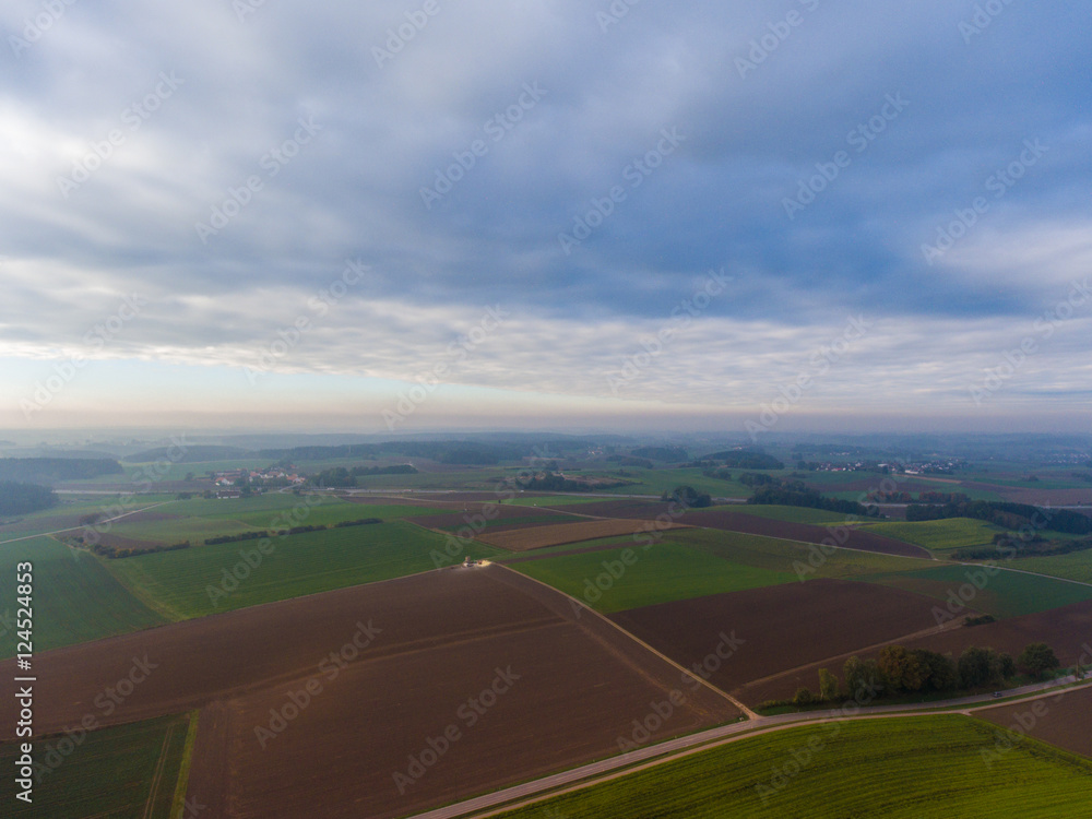 Luftbild Drohnenflug über Äcker und Wiesen