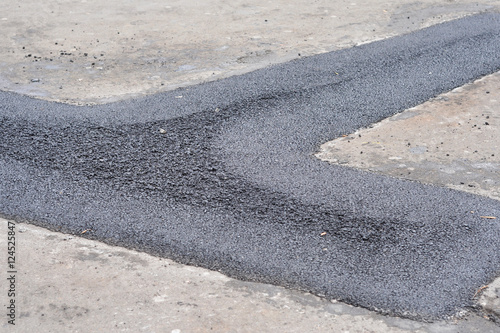 Foto Repair pavement and laying new asphalt patching method outdoors.