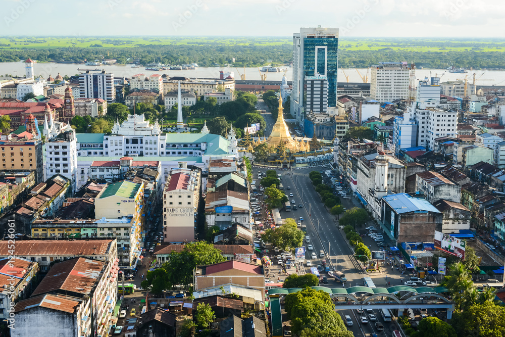 Obraz premium Aerial view of Sule pagoda in downtown, Yangon, Myanmar. Sule Pagoda located in the heart of Yangon
