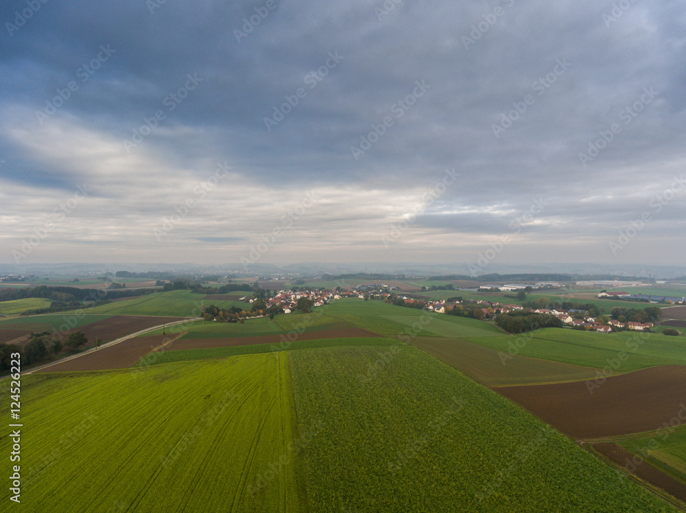 Luftbild Drohnenflug über Feldern und Wiesen