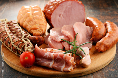 Fotografiet Meat products including ham and sausages