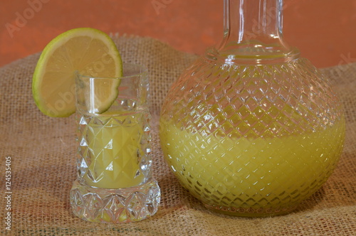 liquore limoncello agrodolce 
 photo