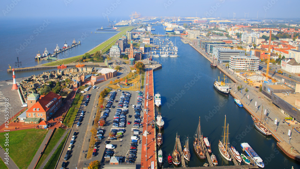 Blick auf Bremerhaven von der Aussichtsplattform Sail City. Mittig Neuer Hafen, links der Zoo und die Strandhalle. Oktober 2016.