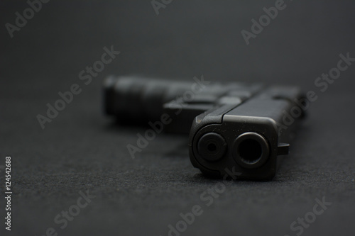 Waffe auf schwarzem Hintergrund