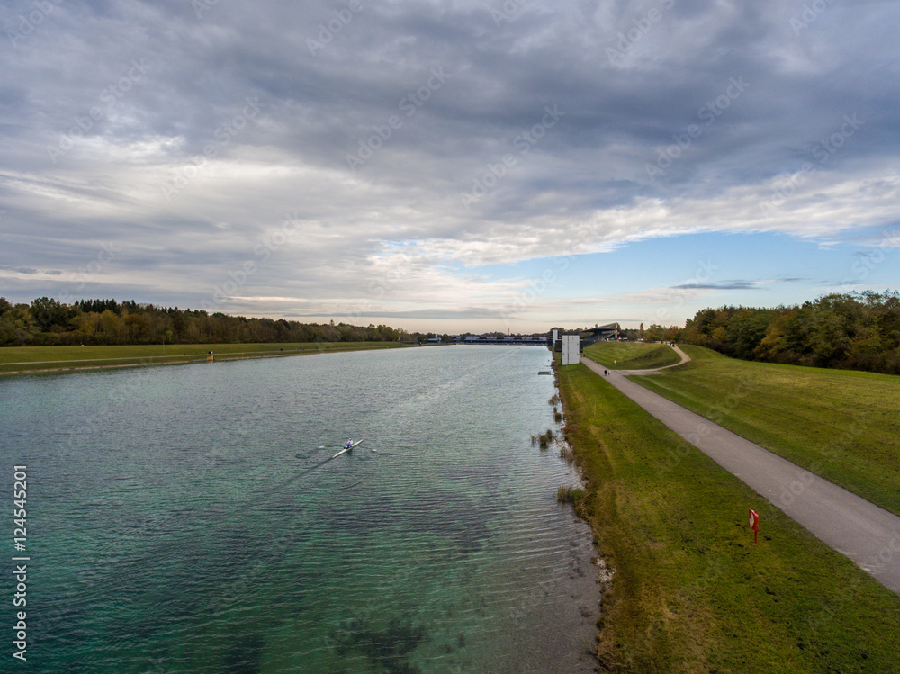 Fototapeta premium Luftbild Drohnenflug über See mit Ruderer