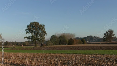 Nostalgiebahn in der Steiermark im flachen Sonnenlicht