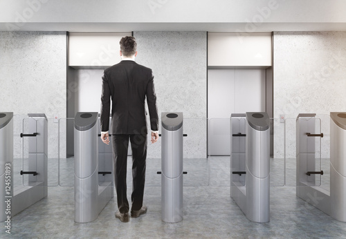 Canvastavla Man entering office via turnstile