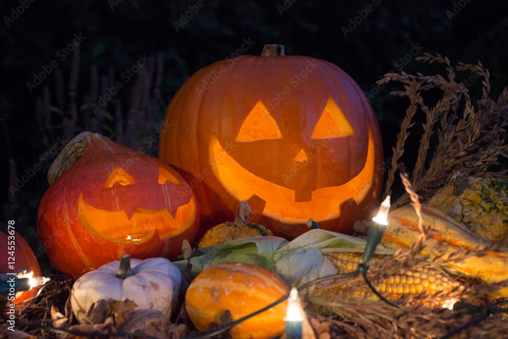 Fototapeta premium Herbstliche Kürbisse mit Lichtern und Gemüse