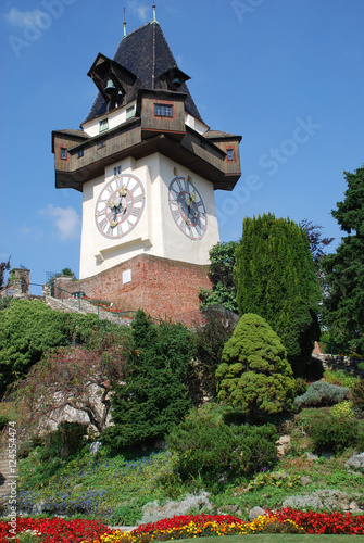 Rosengarten Uhrturm Graz Landeshauptstadt  Turm Grazer Uhr Steiermark Stadt Österreich Austria  Landeshauptstadt Schloßberg Wahrzeichen  Rosen Feuerglocke Armesünderglocke Lumpenglocke  Glocken
